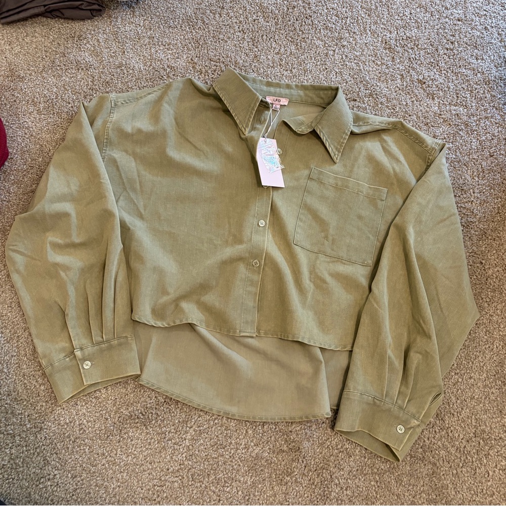 Women’s green cropped button down blouse